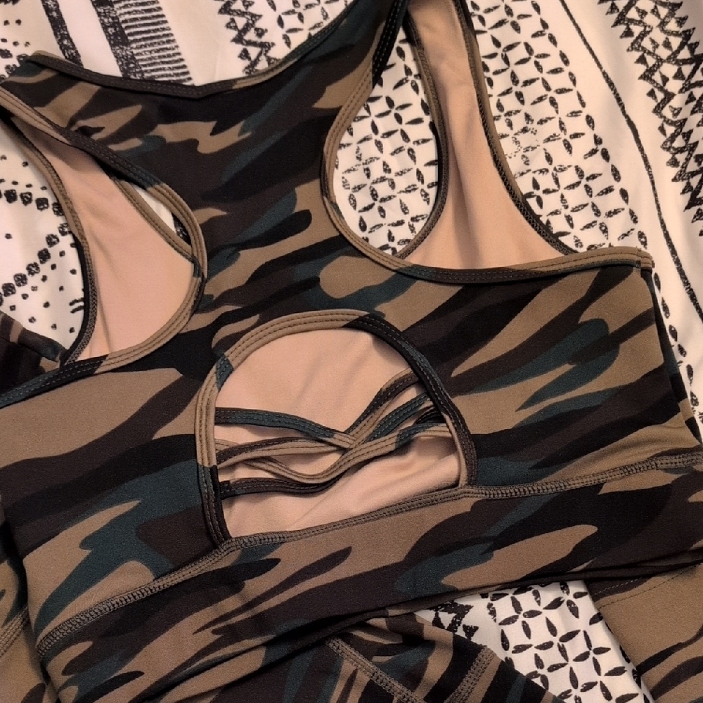 Camouflage Sports Bra and Leggings Set - Picture 6 of 10